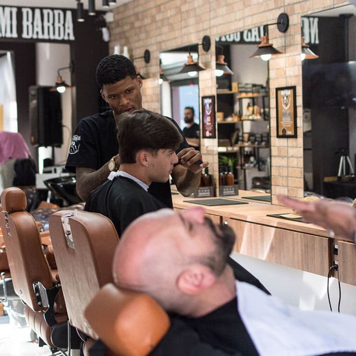 Cortando na Barbearia Muchacho
